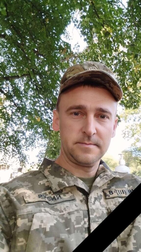 Із сумом повідомляємо, що Боратинська громада зазнала ще однієї болісної втрати у російсько-українській війні. Житель села Гірка Полонка, солдат Пишук Руслан Степанович, 1980 року народження, відданий Військовій присязі на вірність Українському народу, мужньо виконавши військовий обов'язок, в бою за Україну, її свободу і незалежність 8 квітня 2024 року загинув (за результатами ДНК-експертизи) в районі населеного пункту Новокалинове Донецької області. Чин поховання Захисника відбудеться у середу, 3 червня. О 10:00 траурний кортеж вирушить від моргу О 10:20 зустрічаємо полеглого Героя живим коридором по вул. Луцька-Горохівська-Зарічна і провадимо пішою ходою (від магазину «Візит») до рідного дому у с. Гірка Полонка, вул. Зарічна 46А. Об 11:00 розпочнеться панахида та прощання у храмі с. Гірка Полонка О 12:30 поховання на місцевому кладовищі. Доземно вклоняємось перед подвигом полеглого воїна та висловлюємо глибокі співчуття його родині, близьким та побратимам. Нехай пам’ять про нашого Захисника буде вічним нагадуванням про високу ціну нашої свободи. Вічна пам’ять і шана загиблому Герою!